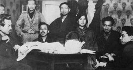 왼쪽부터 나카무라 칸이치, 곤도 겐지, 타케우치 이치로, 이와사 사쿠타로, 타카츠 마사미치, 이토 노에, 오스기 사카에, 곤도 에이조. 1921년 1월 11일 촬영.