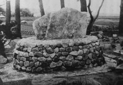 1924년 8월 이토 노에의 숙부가 후쿠오카현 이마주쿠무라(현 후쿠오카시 니시구)에 세운 이토 노에와 오스기 사카에의 묘.