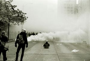 시애틀 전투에서 진압 경찰과 마주한 시위대