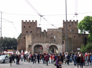 반파시즘 시위가 이탈리아 로마의 산 파올로 문에서 해방일인 2013년 4월 25일에 열렸다.