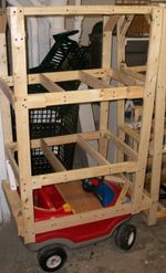 장난감 차량에 부착된 선반