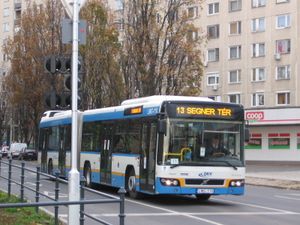 베틀렌 거리 13번 노선의 DKV 볼보 B9LA-알파 시비스 18