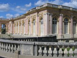 베르사유의 그랑 트리아농 궁에서 조약에 서명하였다.