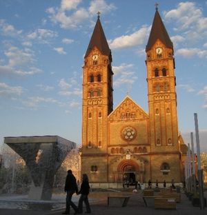 니이레지하자의 로마 가톨릭 교회와 새로 지어진 분수대