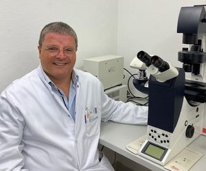 2021년 현미경을 들여다보는 베닝