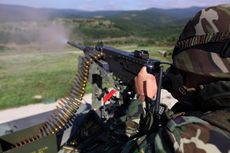 노보 셀로 훈련장에서 M2 브라우닝 .50구경 기관총을 발사하는 불가리아 병사