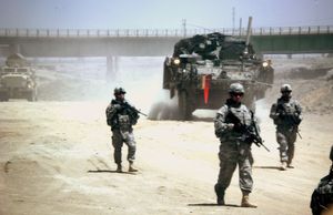 2008년 이라크 사브 알 부르에서 보병과 함께 있는 스트라이커