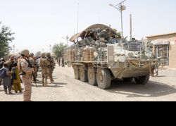 아프가니스탄에 파병된 스트라이커. 차체 상부 해치 주변에 블라스트 패널이라 불리는 장갑판이 추가된 것 외에, 슬랫 아머와 듀크 IED 방해 장치를 추가 장착하고 있다.