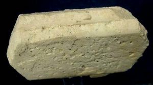 광물이 반응하면 생성물은 때때로 시약의 모양을 취한다. 생성된 광물은 시약의 의사형(pseudomorph)이라고 한다. 여기서는 정장석(orthoclase)의 의사형인 고령토(kaolinite)가 설명되어 있다. 여기서 의사형은 정장석에서 흔한 칼스바드 쌍정을 보존했다.