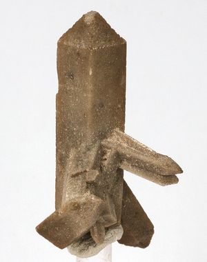 토파즈는 사방정계의 길쭉한 결정을 갖는 대표적인 예이다.