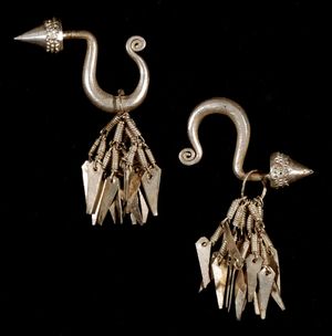 전통적인 몽족 은장식 귀걸이