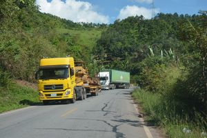 남북 경제 회랑을 달리는 트럭