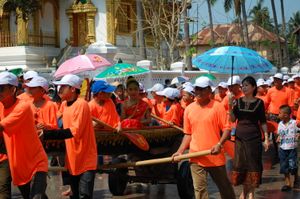 루앙프라방의 라오스 새해 퍼레이드의 강선과 행진자들