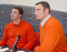 주황색 혁명을 지지하며 그 색깔의 옷을 입은 비탈리(오른쪽)와 그의 동생 블라디미르