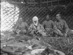 칼 구스타프 에밀 만네르헤임 남작과 프랑스의 동양학자 폴 펠리오가 쿠르만잔 닷카의 유르트에 있던 모습. 왼쪽에서 오른쪽으로: 폴 펠리오, 쿠르만잔 닷카, 그의 손자, 칼 구스타프 에밀 만네르헤임.