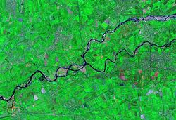 우주에서 본 나린강과 카라다리아강 합류 지점 (가짜 색상). 많은 관개 농업 지역이 보인다.