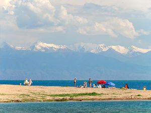 이식쿨 호수(Issyk Kul Lake) 해변에서 본 톈산 산맥의 눈 덮인 봉우리들