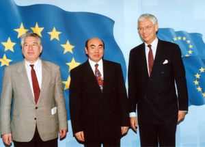 1994년 유럽연합을 방문한 아스카르 아카예프