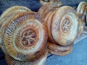 오시(Ош)의 시장에서 파는 난