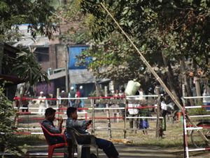 배경에 로힝야 무슬림 구역이 폐쇄된 시트웨의 경찰 검문소.