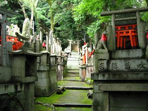 伏見稻荷大社의 이나리야마에 보이는 이나리塚. 여우석상을 확인할 수 있다.(교토부 교토시후시미구)