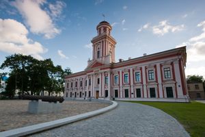 공작 페터 폰 비론이 1775년에 설립한 아카데미아 페트리나