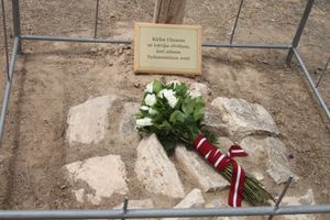 투르크메니스탄 투르크멘바시에 있는 카를리스 울마니스의 묘지일 가능성이 있는 곳과 추모 명판