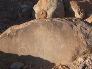 샬라우 사바에 문자, 사나그(사진: 사다 미레, 2007). 기원전 900년에서 기원후 300년 사이의 비문