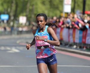 이전 5000m 세계 기록 보유자 티루네시 디바바(에티오피아)가 런던 마라톤을 달리고 있다.