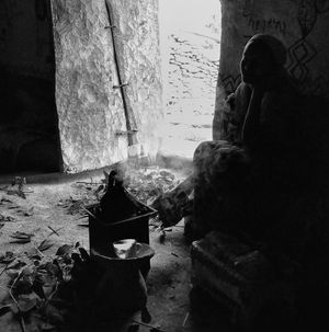 티그라이 여성이 전통적으로 제베나(jebena)를 사용하여 커피 세레모니 중 커피를 따르는 모습