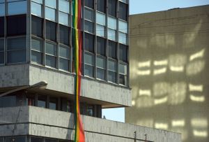 2007년 9월 11일, 에티오피아 아디스아바바 시내 건물에 에티오피아의 국기를 상징하는 녹색, 노란색, 빨간색 장식이 걸려 있다. 이는 에티오피아의 새 천년을 기념하기 위한 것이다.