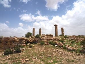 코하이토의 아크숨 이전 시대의 거대한 기둥들