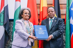 사흘레워크가 새로 선출된 대통령 타예 아츠케 셀라시에게 헌법을 전달하는 모습