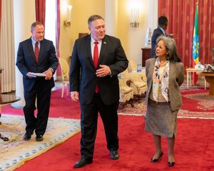 2020년 2월 사흘레워크가 미국 국무장관 마이크 폼페이오를 만나는 모습