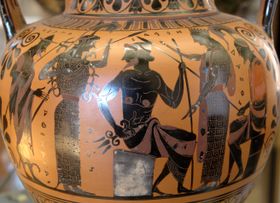 헤르메스, 아테나, 제우스(앉아있는), 헤라, 아레스(모두 이름이 표기됨). 기원전 6세기 말 아티카식 흑색 도형 경부 아포스의 A면. 프랑스 국립 도서관, 파리