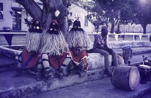 악령으로 분장한 세 명의 남자