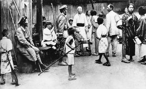 1923년 관동대지진 발생 후, 도쿄 아자부에서 결성된 자경단. 죽창 등으로 무장하고 있다