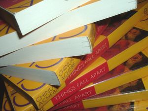 치누아 아체베의 뿌리 깊은 나무는 이그보족과 그들의 전통적인 삶을 다룬 가장 유명하고 저명한 소설이다.