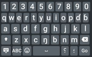 풀라어를 위한 스마트폰 키보드. 갈고리 모양의 특수 문자 갈고리 디 (ɗ), 갈고리 비 (ɓ), 엔 (ŋ)이 표시되어 있다.