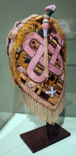 각도에서 좁아지는 아케테(Àkẹtè), 야외 모자.