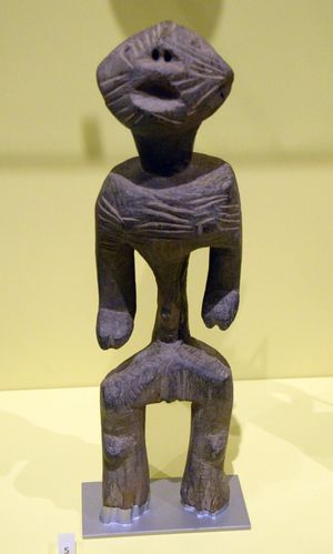 20세기 초 나이지리아 몬톨족 남성상. 이 조각상은 남성 사회의 치유 의식에 사용되었으며, 현재 에든버러 스코틀랜드 국립 박물관에 소장되어 있다.