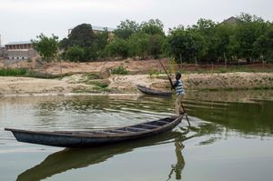 전통 카누를 타고 인근 Ngadda River을 항해하는 소년