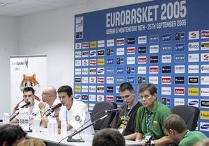 2005년 경기 후 기자 회견에서 크로아티아와 리투아니아