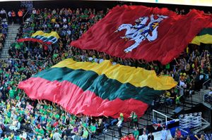 2011년 리투아니아 남자 농구 국가대표팀 팬들이 사용한 국기(상단)와 국가 깃발