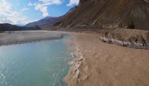 무크수 강(Muk-Suu)과 (상류) 키질-수우 강(Kyzyl-Suu rivers)의 합류 지점에서 시작되는 수르홉 강(Surkhob proper)