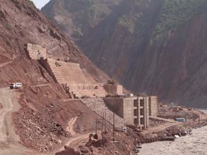로군 댐 수력 발전소의 취수구