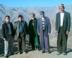 타지키스탄의 야그노비 사람들. 소그드어의 잔재가 있는 야그노브어를 사용한다.