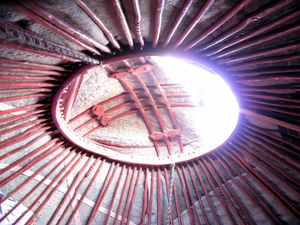 키르기스 유르트의 지붕 장식, 텐그리 상징. 키르기스스탄 국기에 사용됨