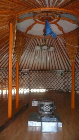 དཔལ་གྱི་བེའུ}})는 난로에 있다.