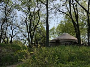 데크가 있는 미국의 유르트. 켈리스 아일랜드 주립공원에 영구적으로 위치해 있다.